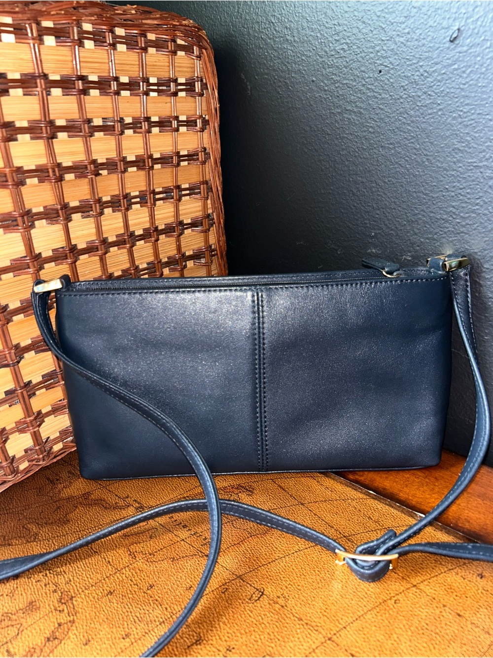 Navy Vintage Etienne Aigner Leather Shoulder Bag Classic Elegance -EUC- - Picture 4 of 13